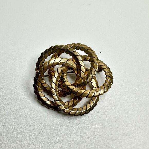 Vintage Gold Knot Brooch Interwoven Circle Pin Timeless Knot Design Jewelry - Picture 2 of 5